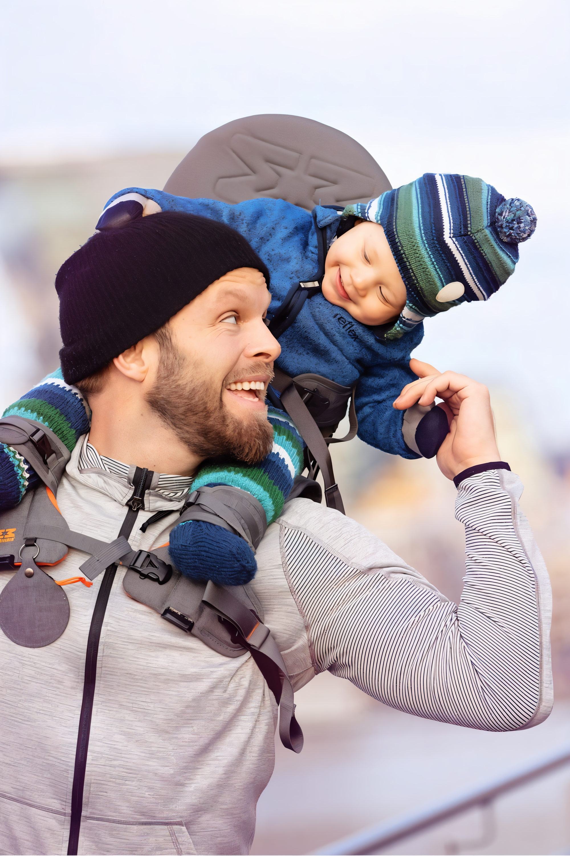 Minimeis_G4_grey-orange-happy-father